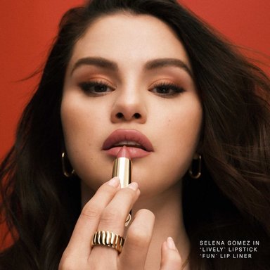DELINEADOR LABIOS RARE BEAUTY COLOR: LIVELY ROSE PINK KIND WORDS LIP LINER - 2