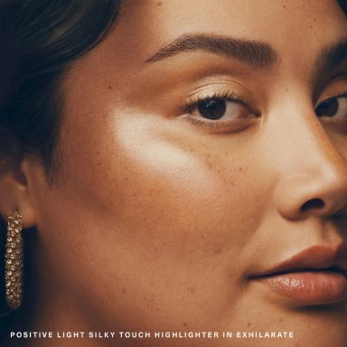 ILUMINADOR RARE BEAUTY COLOR EXHILARATE CHAMPAGNE GOLD POSITIVE LIGHT SILKY TOUCH HIGHLIGHTER - 3
