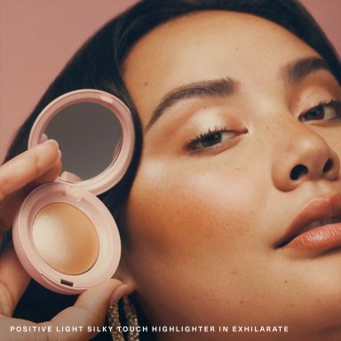 ILUMINADOR RARE BEAUTY COLOR EXHILARATE CHAMPAGNE GOLD POSITIVE LIGHT SILKY TOUCH HIGHLIGHTER - 4