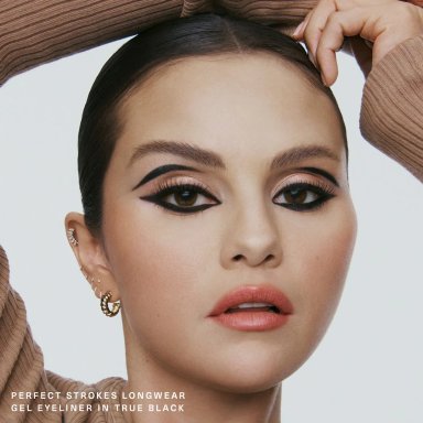 DELINEADOR DE OJOS EN GEL PERFECT STROKES RARE BEAUTY - 4