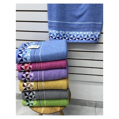 TOALLA DE ALGODÓN CON DISEÑOS BORDADOS