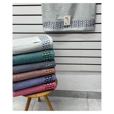 TOALLA DE ALGODÓN CON DISEÑOS BORDADOS