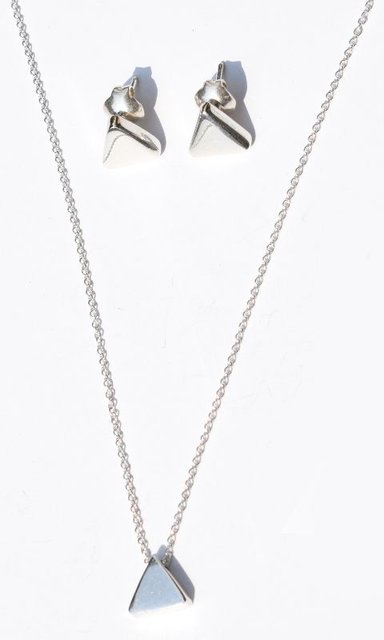 JUEGO COLLAR RELISE TRIANGULO PLATA ARETE