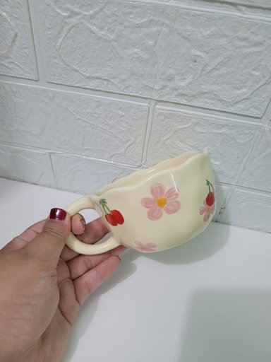 TAZA CERAMICA BEIGE DE CEREZAS Y FLORES