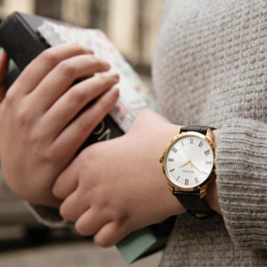 BULOVA RELOJ CLÁSICO PARA HOMBRE DE CUARZO CON 3 AGUJAS Y CORREA DE CUERO | NEGRO - 5