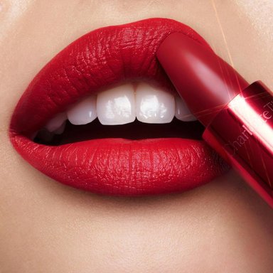 CHARLOTTE TILBURY REVOLUTION LÁPIZ LABIAL MATE | PIZZAZZ - ROJO CON TONOS AZULES - 4