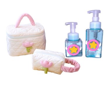 SET KAWAII: GENÉRICO, NECESER GRANDE, NECESER PEQUEÑO Y 2 DISPENSADORES DE JABÓN LIQUIDO.