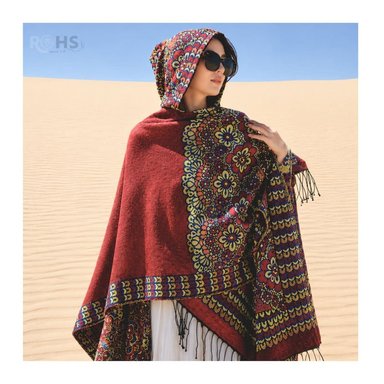 PONCHO CON CAPUCHA ROJA CON BORDADO COLORIDO DE TELA SUAVE CON FLECOS 52 X 46 CM - 4