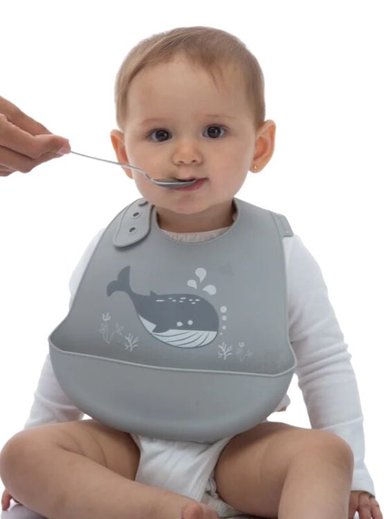 BABERO MATERNELLE CON BOLSILLO DE SILICONA BALLENITAS PLOMO PLATEADO