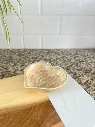 ADORNO BOWL PARA CREMAS SALSAS CORAZÓN SMALL CREMA 9.5X4.5 CM