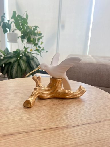 ADORNO MAP DESIGN IVORY COLIBRÍ EN TRONCO 21X14X14 CM