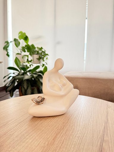 ADORNO FIGURA MADRE CON BEBÉ 18X12X16 CM