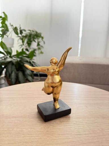 ADORNO DAMA EN MOVIMIENTO 9.5X08X16 CM