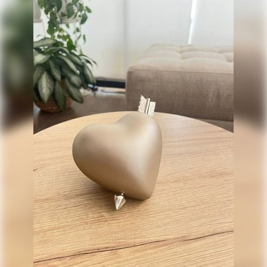 ADORNO CORAZÓN FLECHADO TAUPE SATINADO 15X15X12 CM