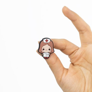 PIN DECORATIVO PARA ESTETOSCOPIO KAMED DISEÑO ENFERMERA - 2