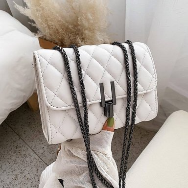 CARTERA DE MANO ELEGANTE  BLANCA