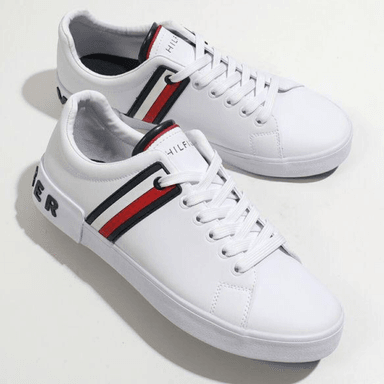 ZAPATILLAS TOMMY HILFIGER RAMUS HOMBRE COLOR BLANCO CON LOGOTIPO HILFIGER PARTE POSTERIOR Y FRANJA TRICOLOR LATERAL - EN OFERTA