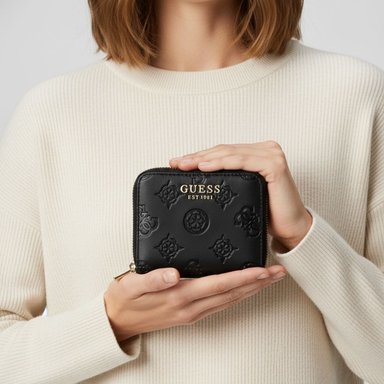 BILLETERA GUESS MUJER GERTY NEGRO QUATTRO G LOGO MONOGRAMA EN RELIEVE - 4