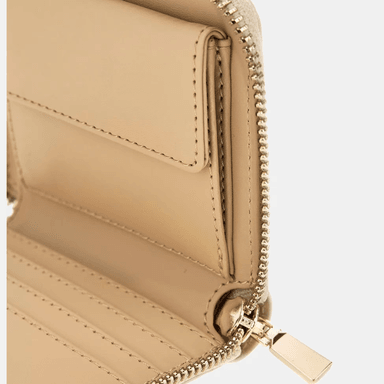 BILLETERA MONEDERO GUESS ZAMIRA MUJER MONOGRAMA QUATTRO G NUDE LOGO FRONTAL DORADO - 2