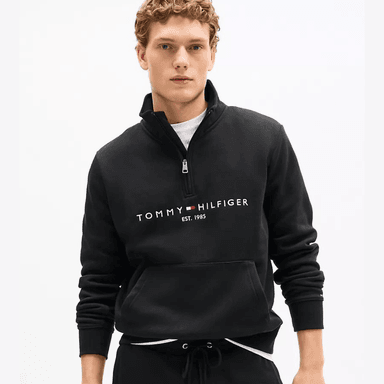 POLERA TOMMY HILFIGER REGULAR FIT PARA HOMBRE CON CIERRE Y BOLSILLO CANGURO COLOR NEGRO