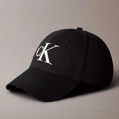 GORRA CALVIN KLEIN TWILL EMBROIDERED MONOGRAM CAP COLOR NEGRO CON LOGOTIPO CK FRONTAL BORDADO