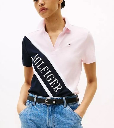 POLO CAMISERO TOMMY HILFIGER BANNER LOGO STRECH MUJER COLOR ROSADO/AZUL CON FRANJA DIAGONAL