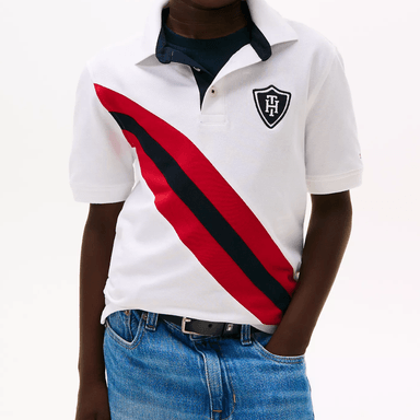 POLO TOMMY HILFIGER KIDS BANNER STRIPE NIÑO CON FRANJA DIAGONAL Y LOGO FRONTAL COLOR BLANCO