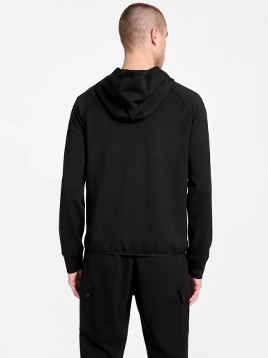 POLERA GUESS GABRIEL SCUBA HOODIE HOMBRE CON DETALLE DEL LOGOTIPO PARTE FRONTAL COLOR NEGRO BOLSILLO CANGURO - 3