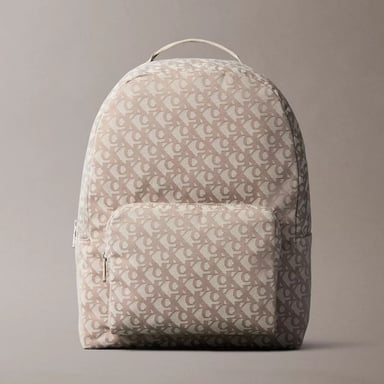 MOCHILA CALVIN KLEIN UNISEX MONOGRAM JACQUARD ZIP BACKPACK BEIGE LOGO - 1