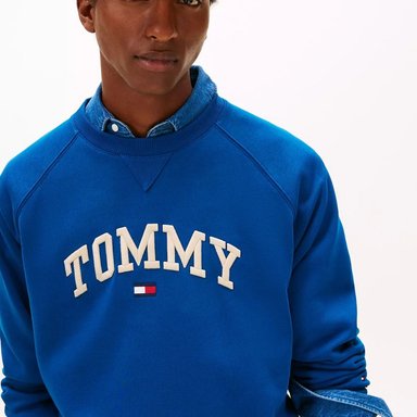 POLERA TOMMY HILFIGER HOMBRE VARSITY TOMMY LOGO AZUL RELAXED FIT - 2