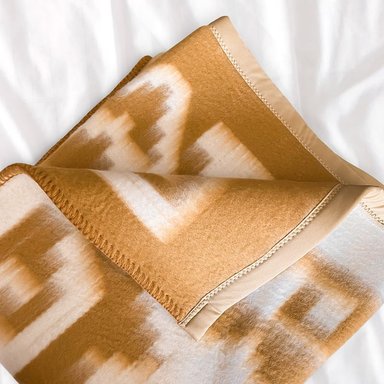 FRAZADA TUMI BEIGE CON BLANCO 2 PLAZAS