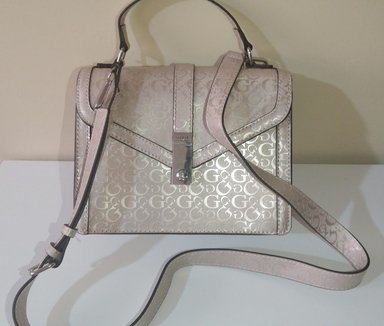 CARTERA GUESS ELEGANTE CON BROCHE ORO ROSA Y DETALLES PLATEADOS