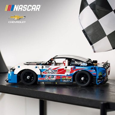 LEGO TECHNIC 42153 NASCAR® CHEVROLET CAMARO ZL1 (672 PIEZAS) - 3