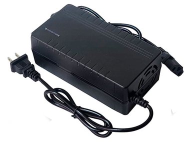 CARGADOR PARA MOTO ELÉCTRICA ADVANTECH 72V3A DE 72V CON BATERÍA DE LITIO. SALIDA 84V 3A - 2