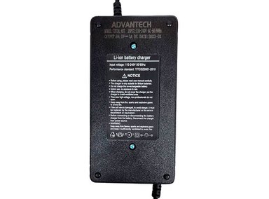 CARGADOR ADVANTECH 72V3A DE 84V 3A PARA MOTO ELÉCTRICA CON BATERÍA DE LITIO DE 72V - 3