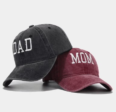 PACK DE 2 GORROS DAD PAPA - MOM MAMA GRIS Y GUINDA PEACE AND LOVE