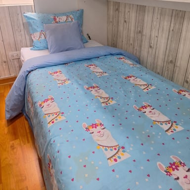 CUBREPLUMON LUJO 1.5 PLAZAS CELESTE ESTAMPADOS INFANTIL CON DISEÑO LLAMA - 1