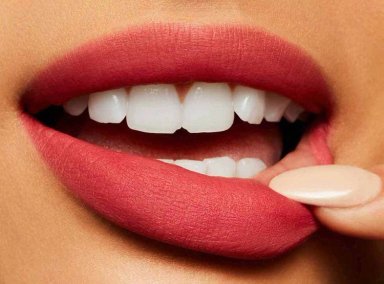 LABIAL MAC POWDER KISS LIQUID LIPCOLOUR A LITTLE TAMED - 5