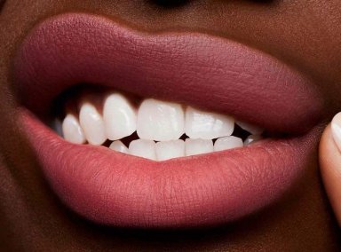 LABIAL MAC POWDER KISS LIQUID LIPCOLOUR A LITTLE TAMED - 6