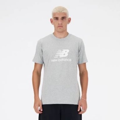 POLO DEPORTIVO HOMBRE NEW BALANCE MT41502AG MANGA CORTA SPORT ESSENTIALS LOGO GRIS