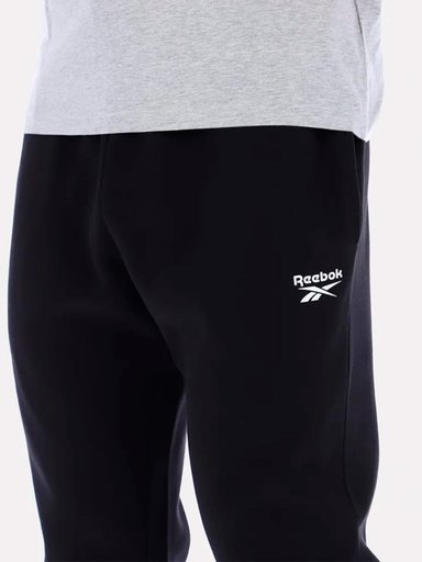 PANTALÓN DE BUZO HOMBRE REEBOK ANDRE SMALL LOGO CUFFED - 4