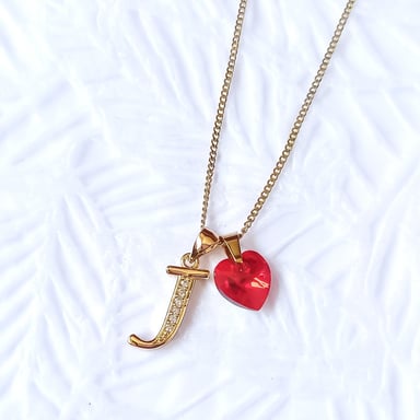 COLLAR DE ACERO INOXIDABLE CON DIJE LETRA INICIAL J CON CRISTAL CORAZÓN ROJO - REGALO ESPECIAL PARA SORPRENDER - 1