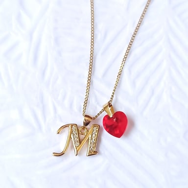 COLLAR DE ACERO INOXIDABLE CON DIJE LETRA INICIAL M CON CRISTAL CORAZÓN ROJO - REGALO ESPECIAL PARA MAMÁ - 1