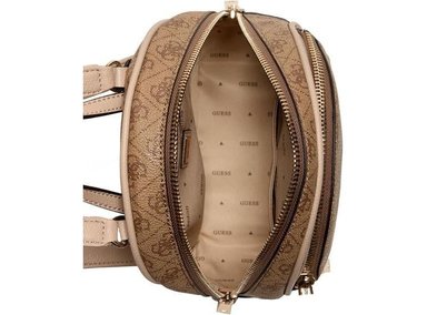 MOCHILA GUESS MANHATTAN II CASUAL, LOGOTIPO LATTE CON CORREAS AJUSTABLES Y MÚLTIPLES BOLSILLOS DORADOS - 3