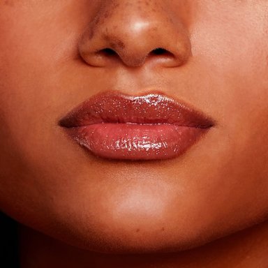 BRILLO DE LABIOS IS SHE YOUNGER THAN ME MAQUILLAJE - 2