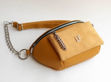 CANGURO LF BAGS LORETA MOSTAZA MODELO - 2
