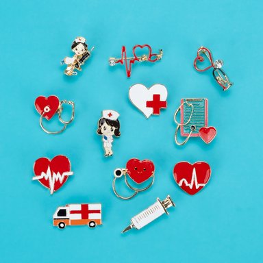 PIN MÉDICO DISEÑO ESTETOSCOPIO CORAZÓN METAL - 3
